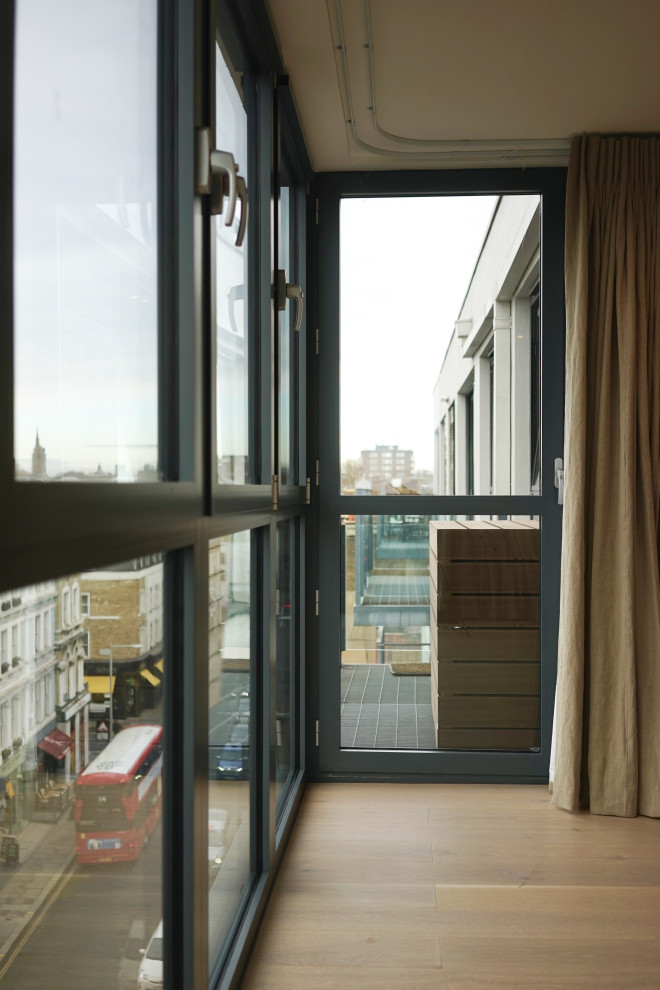 Design ideas for a contemporary living room in London.