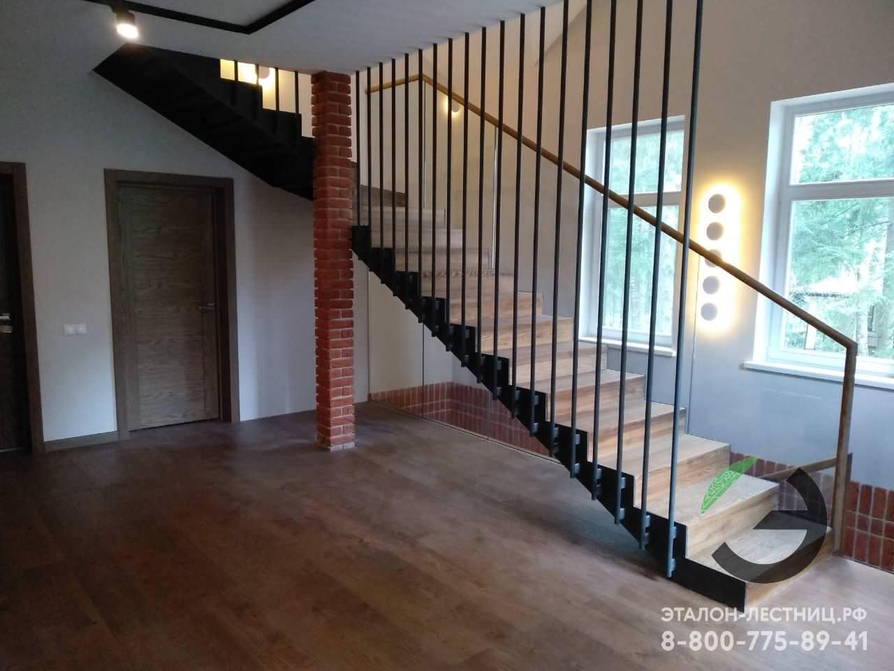 Лестница на металлическом каркасе