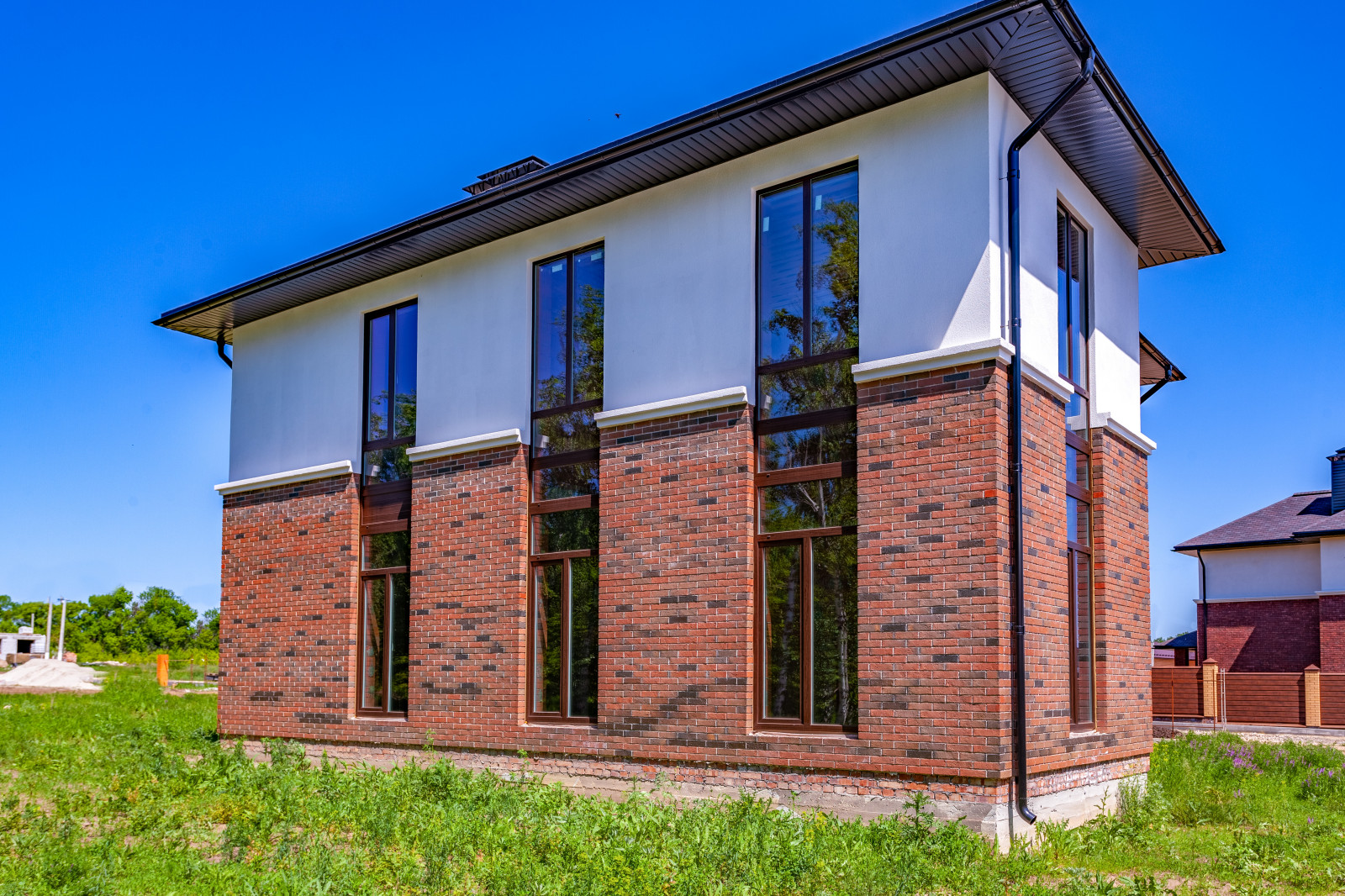 Фасады домов в поселке " Дубровка"