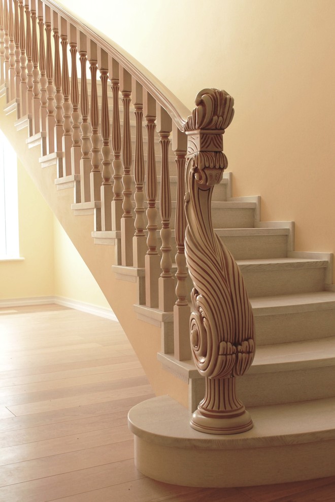 Лестница с классическими ограждениями