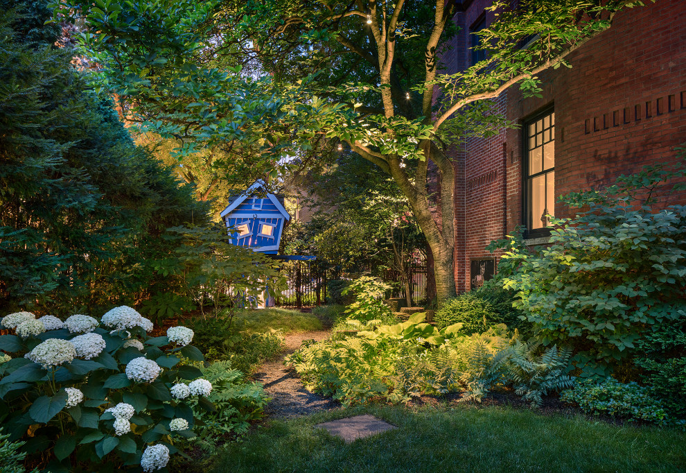 Inspiration for a rustic landscaping in Chicago.