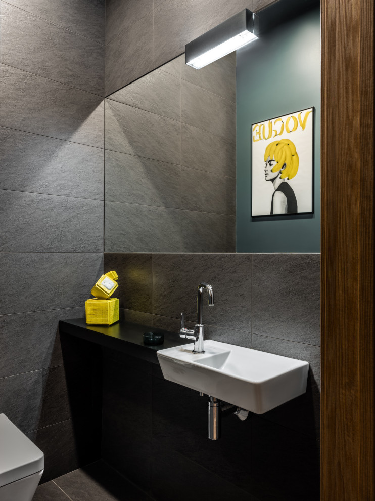 Inspiration för ett litet funkis svart svart toalett, med svarta skåp, en toalettstol med hel cisternkåpa, grå kakel, porslinskakel, gröna väggar, klinkergolv i porslin, ett väggmonterat handfat, träbänkskiva och grått golv