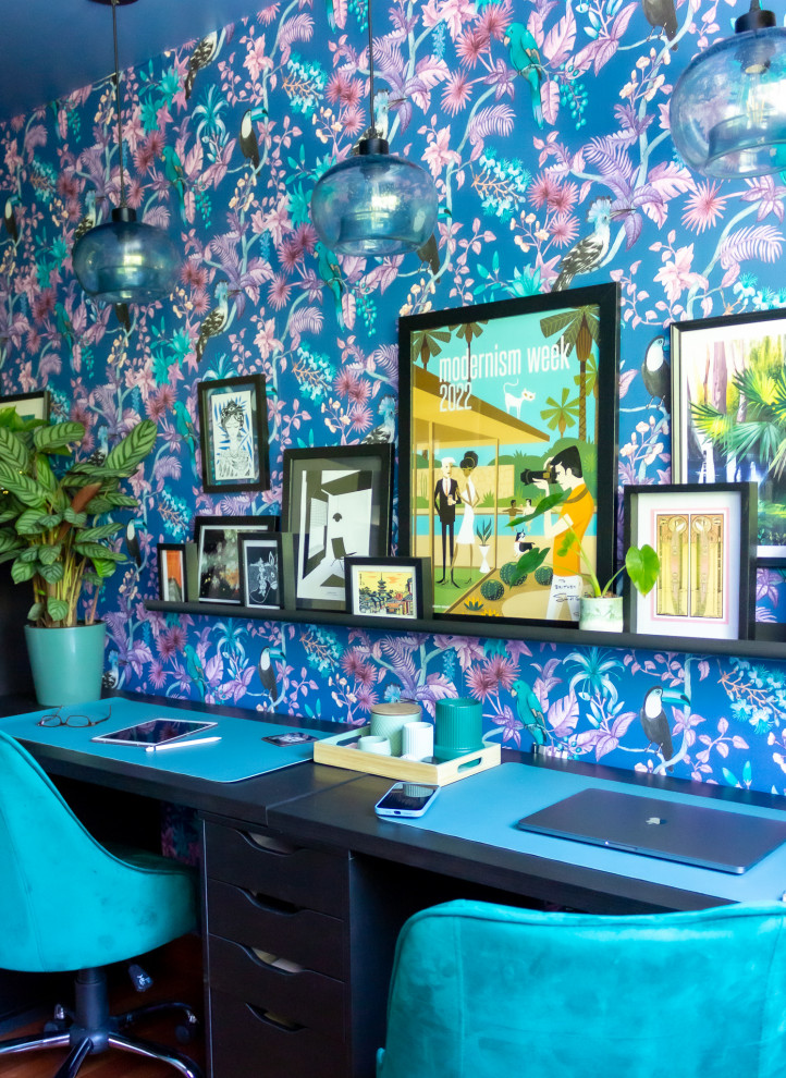 Idee per una stanza da lavoro tropicale di medie dimensioni con pareti blu, pavimento in legno massello medio e scrivania autoportante