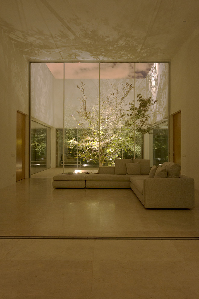 This is an example of a contemporary living room in Madrid.