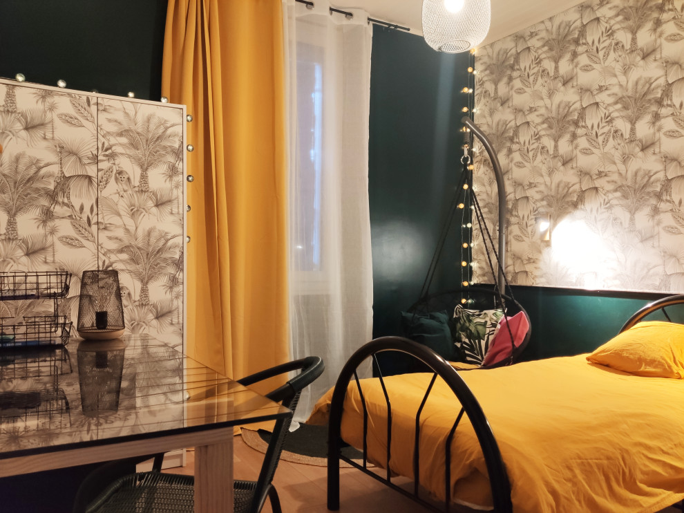 Idées déco pour chambre d'enfant for fille With un mur vert, parquet clair and du papier peint.