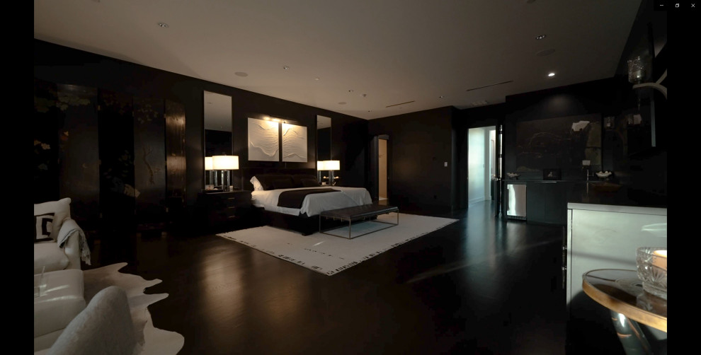 Exemple d'une très grande chambre parentale tendance avec un mur noir, parquet foncé, un sol noir et du papier peint.