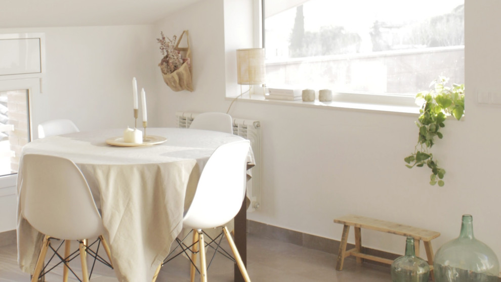 Ejemplo de comedor escandinavo de tamaño medio abierto con paredes blancas, suelo de baldosas de cerámica y suelo gris