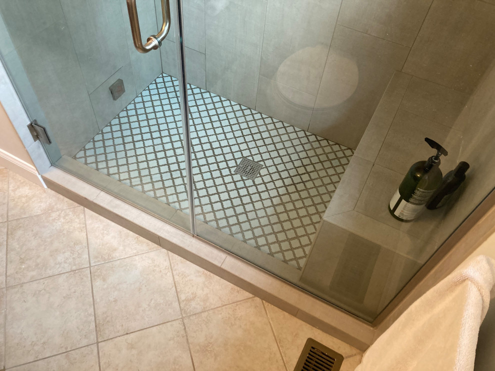 Réalisation d'une salle de bain minimaliste de taille moyenne avec un sol gris, une cabine de douche à porte battante et un banc de douche.