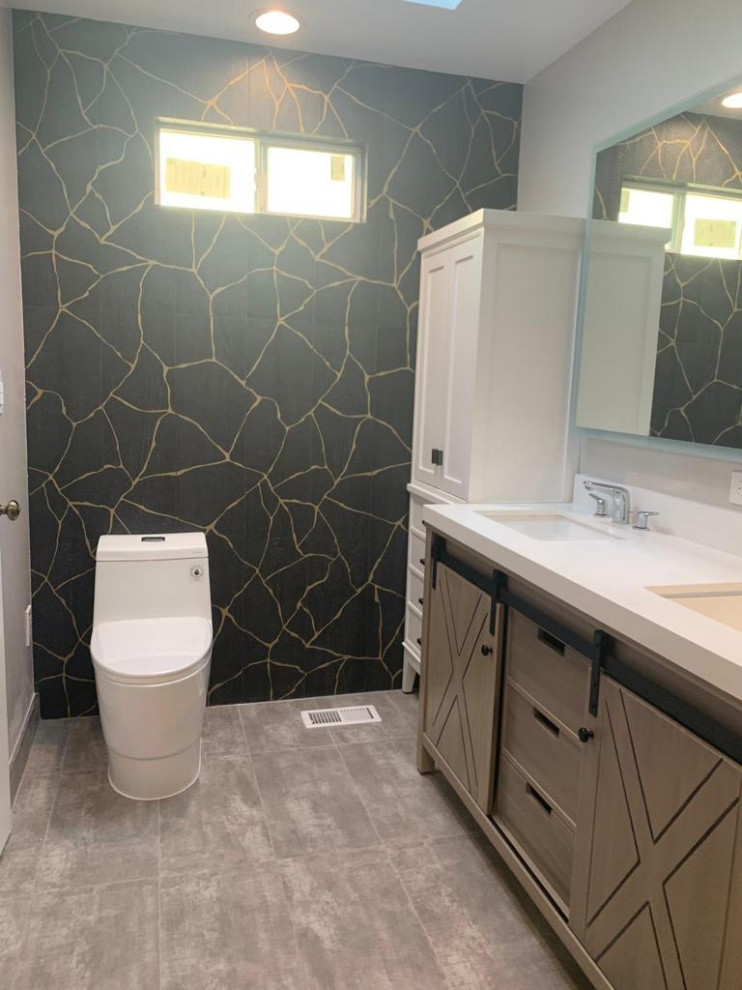 Пример оригинального дизайна: ванная комната в стиле модернизм с черными фасадами, открытым душем, серой плиткой, цементной плиткой, серыми стенами, полом из цементной плитки, врезной раковиной, столешницей из кварцита, серым полом, открытым душем, белой столешницей, нишей, тумбой под две раковины и встроенной тумбой