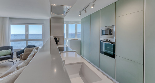 Verde que  te quiero verde coastal-kitchen