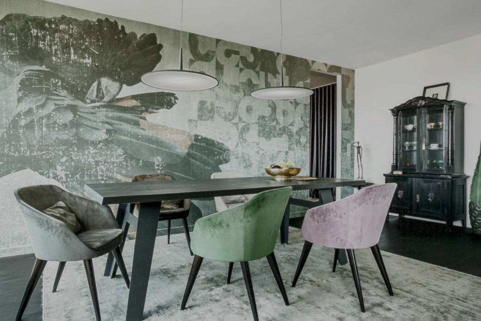 Cette photo montre une salle à manger tendance avec un mur vert, parquet foncé, un sol noir et du papier peint.