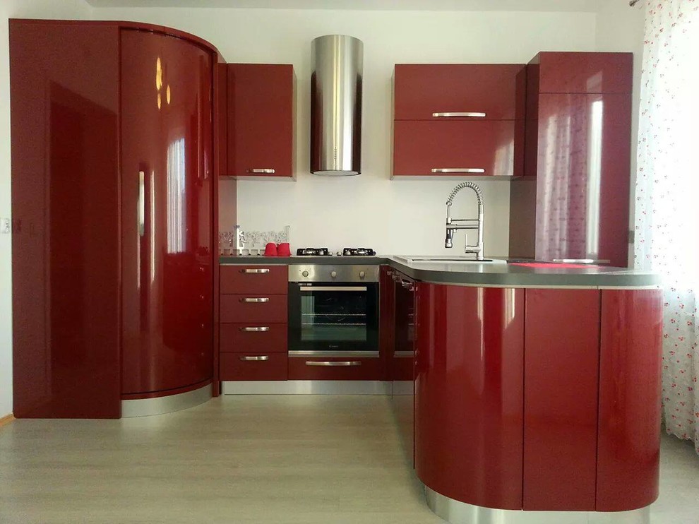 Foto de cocina minimalista con puertas de armario rojas, encimera de laminado y península