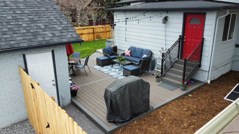 Esempio di una terrazza design di medie dimensioni, dietro casa e a piano terra con parapetto in metallo