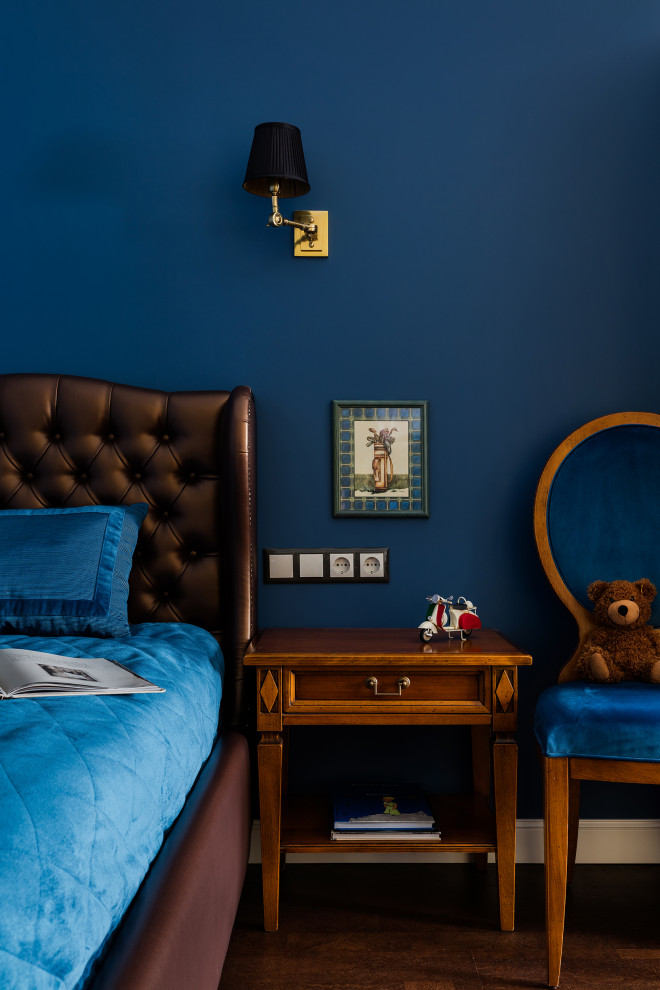 Idéer för ett stort klassiskt pojkrum kombinerat med lekrum, med blå väggar, korkgolv och brunt golv
