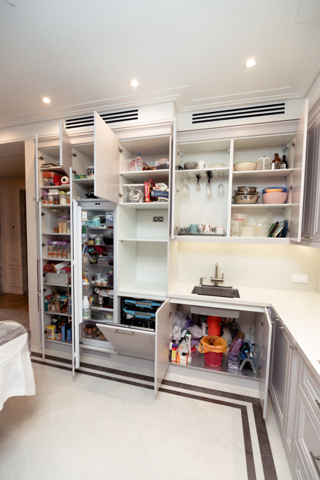 Нежно-серая кухня в неоклассическом стиле