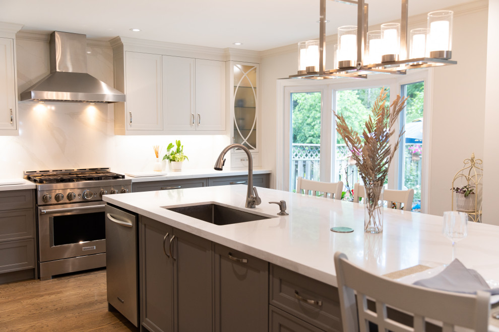 Transitional kitchen photo in Toronto