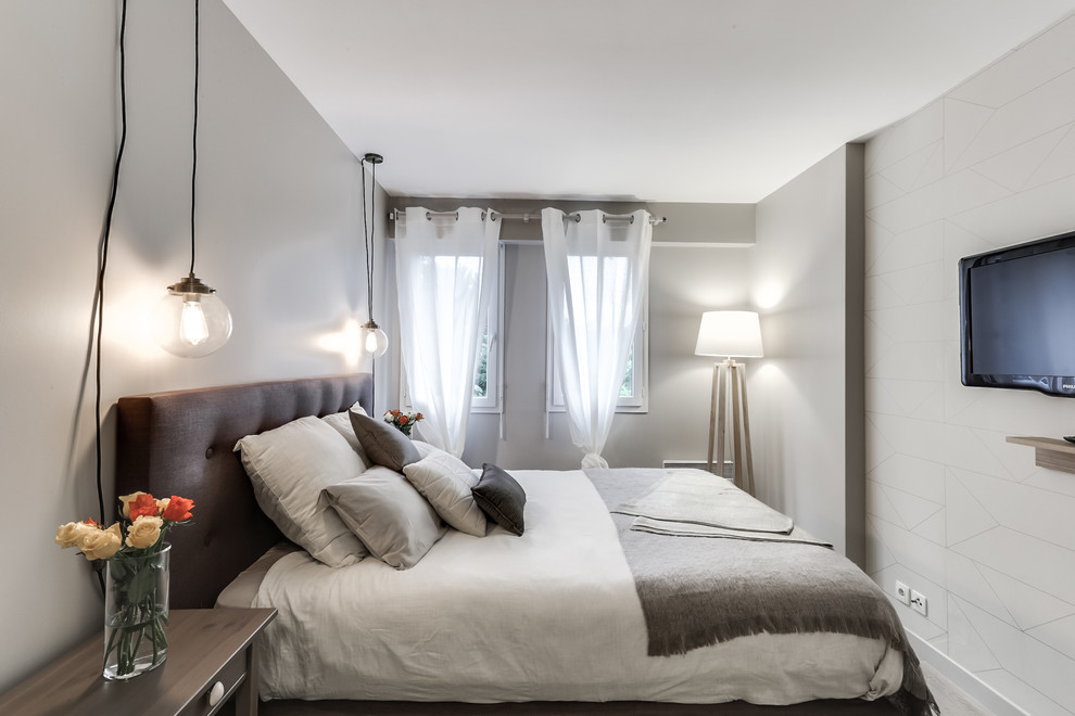 Kleines Modernes Hauptschlafzimmer ohne Kamin mit beiger Wandfarbe und hellem Holzboden in Paris