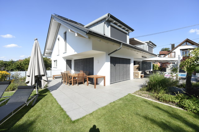 Moderner Garten mit Pool trendy-terrasse