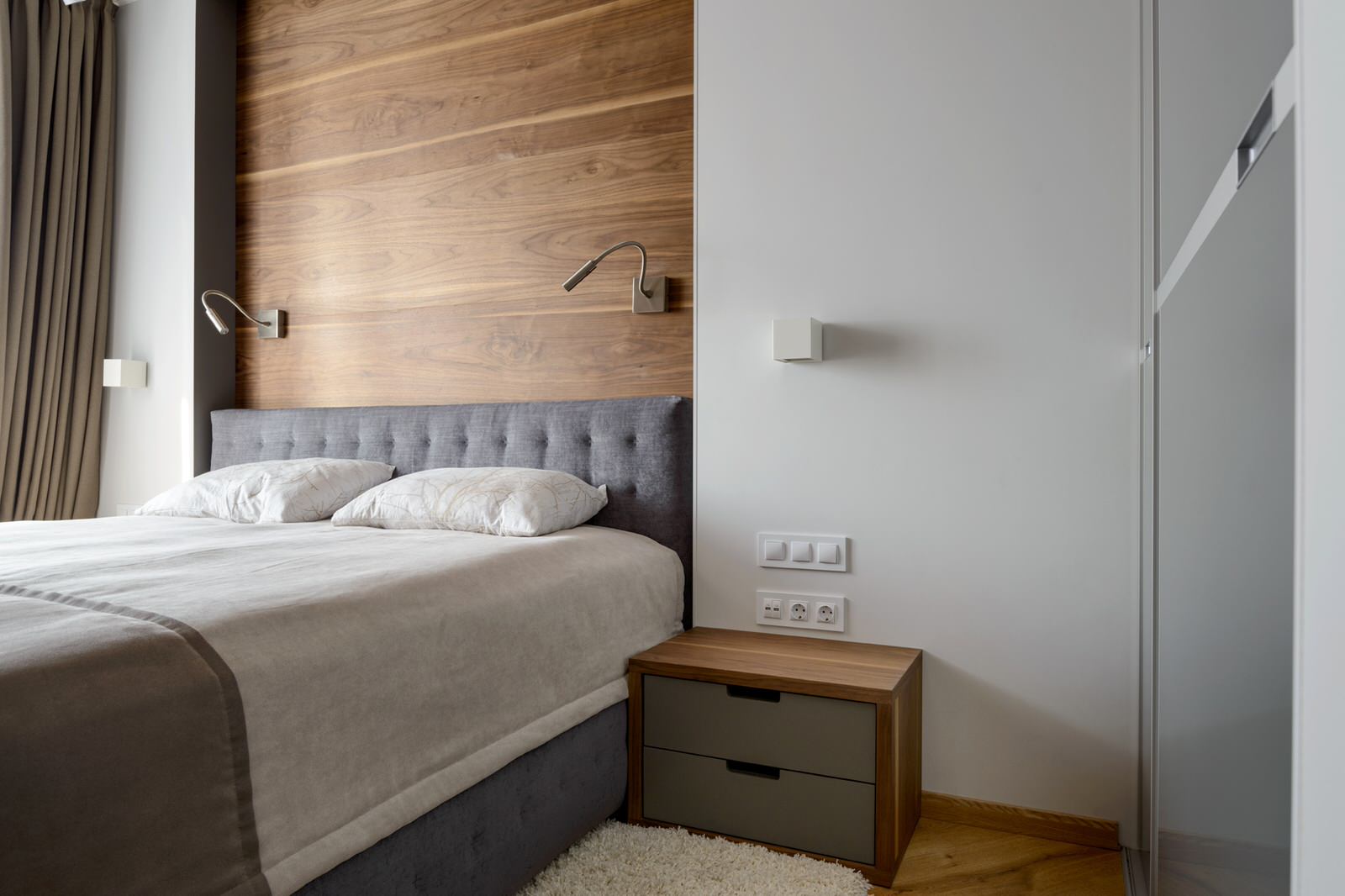 Панно из шпонированных орехом панелей