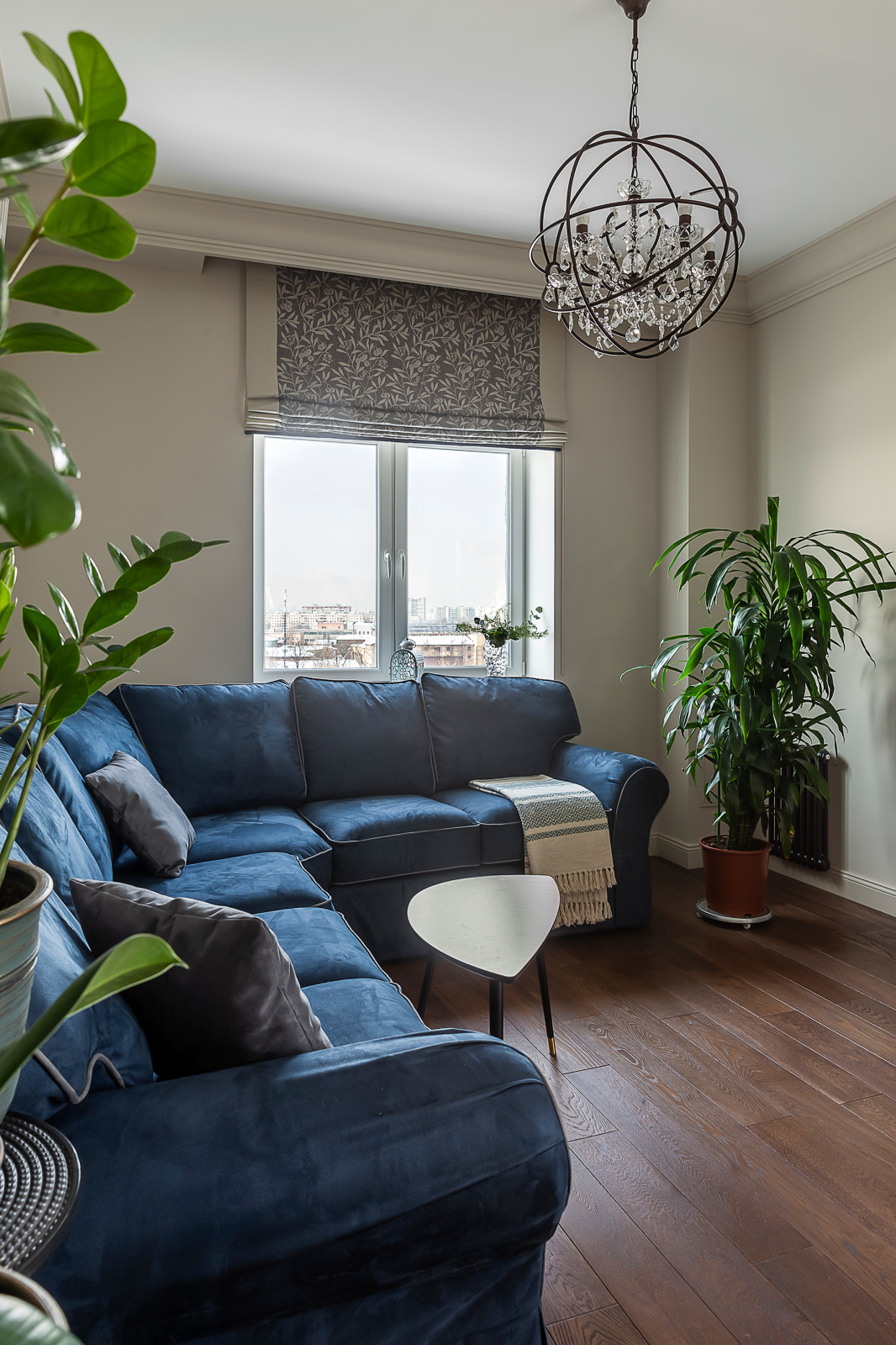 Римская штора в зоне гостиной