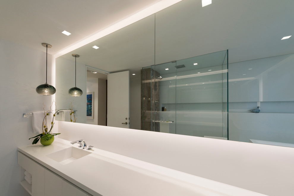 This is an example of a contemporary bathroom in Chicago.