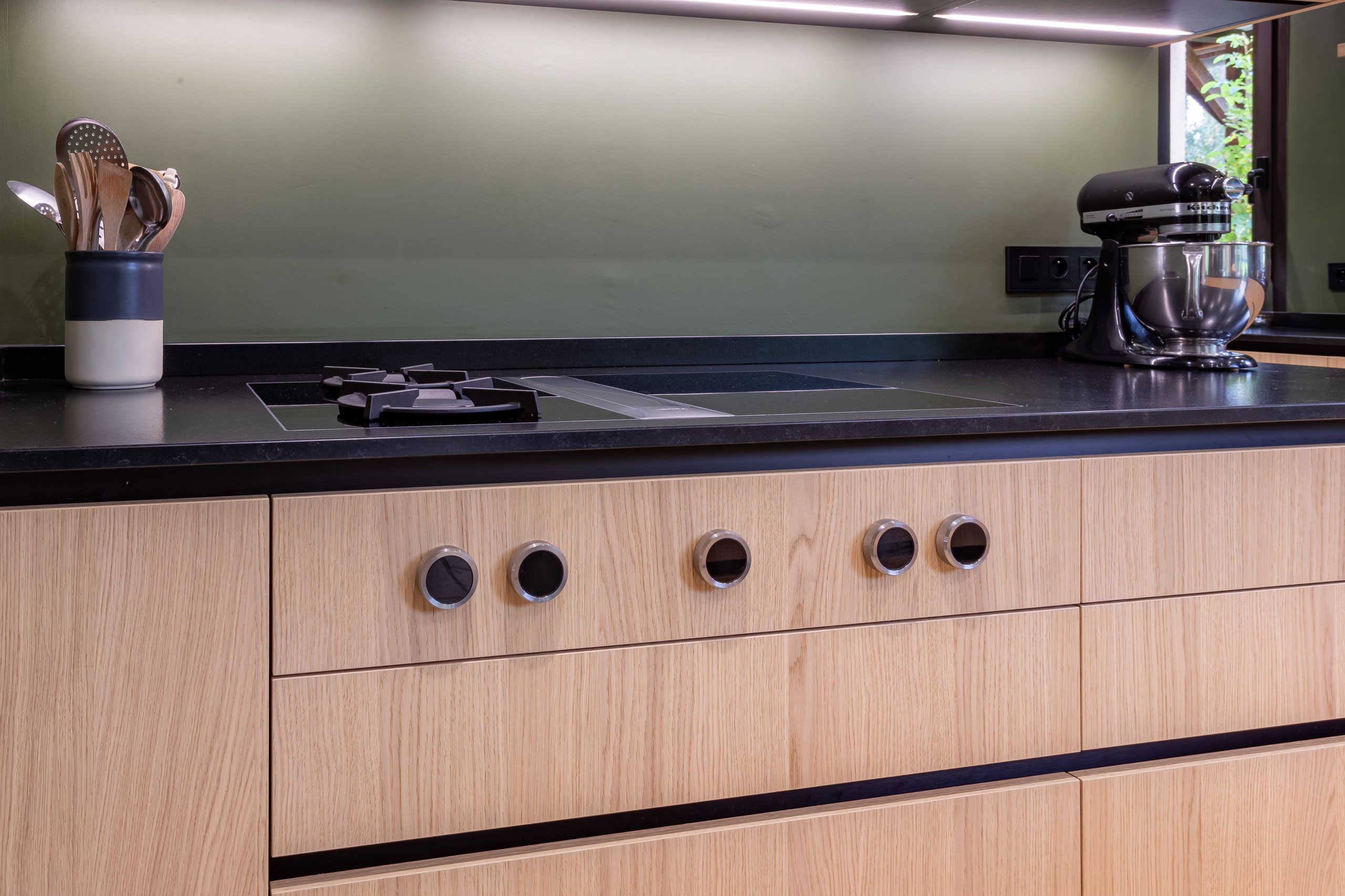 Réalisation d'une cuisine en bois dans un écrin végétal