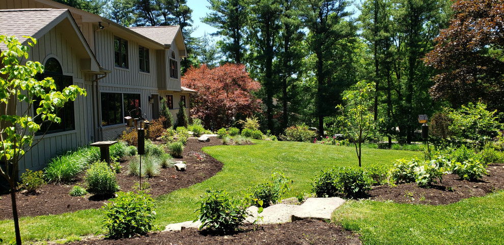 Inspiration for a mid-sized arts and crafts front yard full sun garden for summer in Other with a garden path and natural stone pavers.