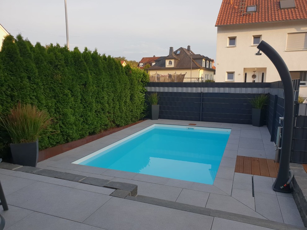 Photo of a mid-sized contemporary pool in Frankfurt.
