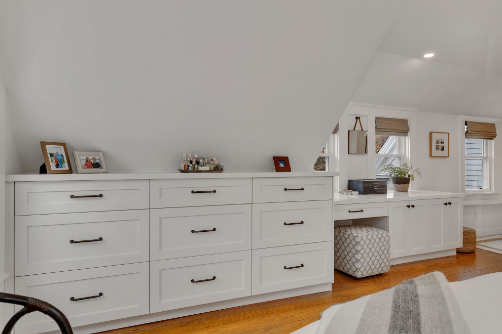 Mittelgroßes Landhausstil Hauptschlafzimmer mit weißer Wandfarbe, hellem Holzboden und braunem Boden in Boston
