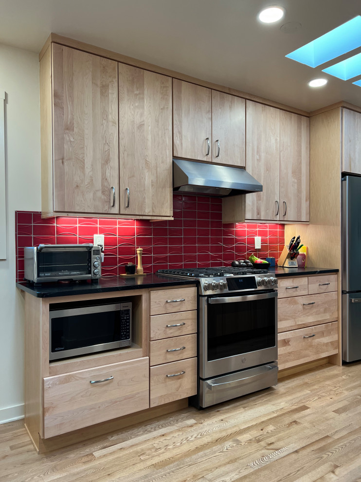Foto de cocina moderna con armarios con paneles lisos y encimera de esteatita