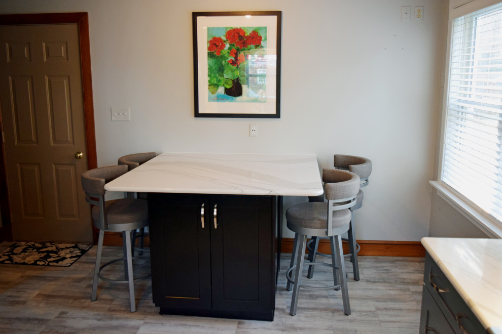 Transitional u-shaped kitchen photo with an undermount sink, shaker cabinets, gray cabinets, quartz countertops and stainless steel appliances