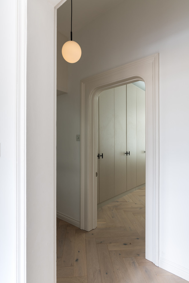 Идея дизайна: коридор среднего размера в скандинавском стиле с белыми стенами, светлым паркетным полом и бежевым полом