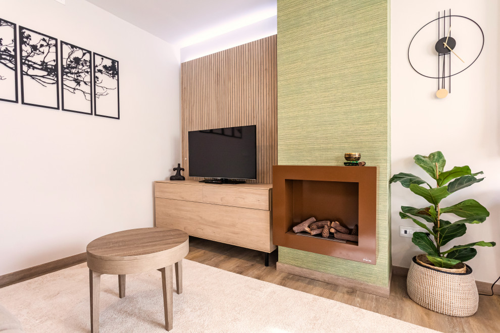Источник вдохновения для домашнего уюта: маленькая открытая гостиная комната в современном стиле с подвесным камином и обоями на стенах для на участке и в саду