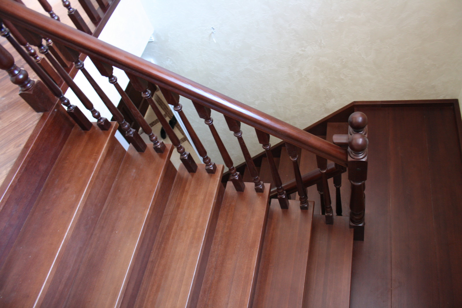 Лестница из ясеня с покраской в темный орех