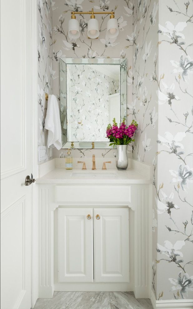Inredning av ett klassiskt litet vit vitt badrum med dusch, med vita skåp, en toalettstol med hel cisternkåpa, flerfärgade väggar, ett undermonterad handfat, grått golv, en hörndusch och dusch med gångjärnsdörr