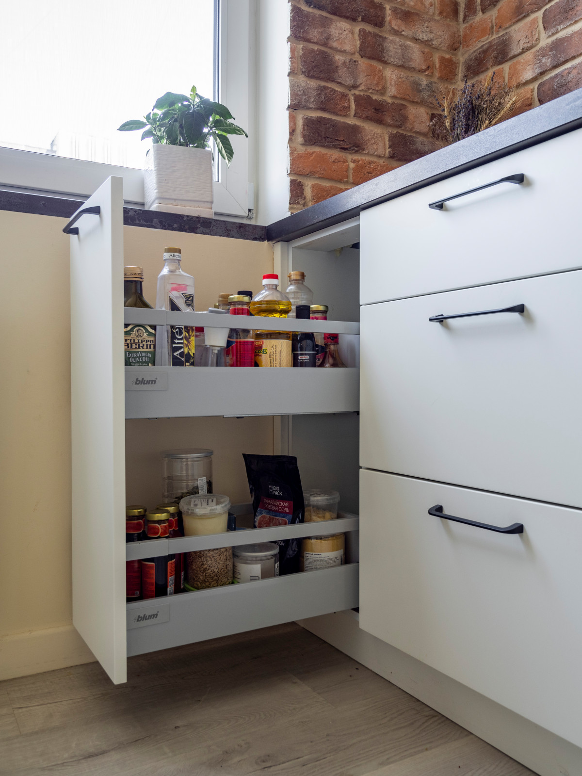 Кухня в стиле неоклассика без верхних модулей