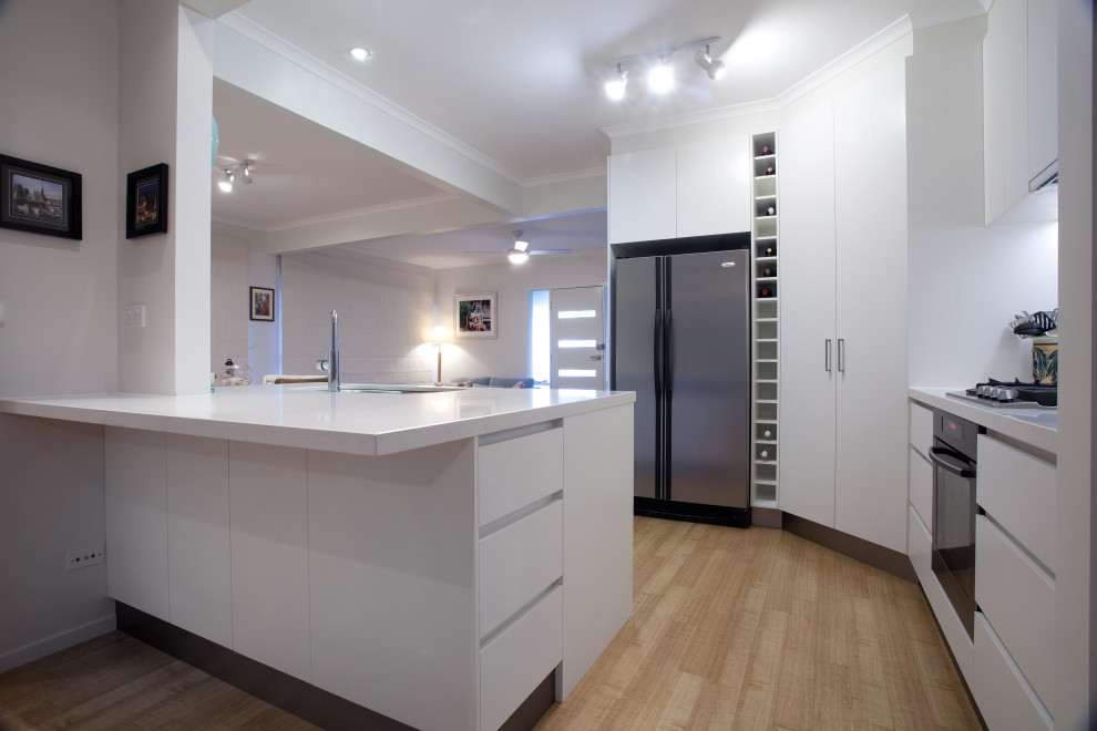 Open Plan Functional White Kitchen Beach Style Kitchen