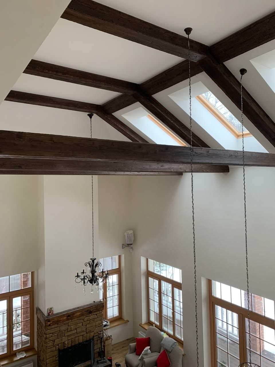 Потолочные балки над каминной зоной.
