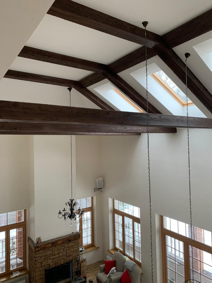 Потолочные балки над каминной зоной.