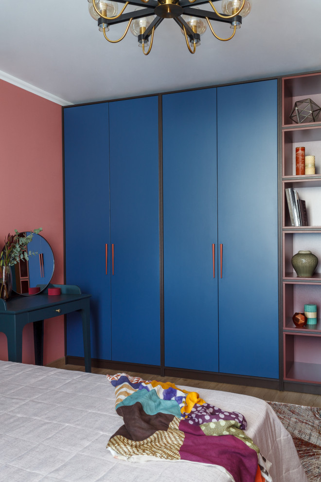 Idée de décoration pour une chambre parentale design de taille moyenne avec un mur multicolore, un sol en vinyl et du papier peint.