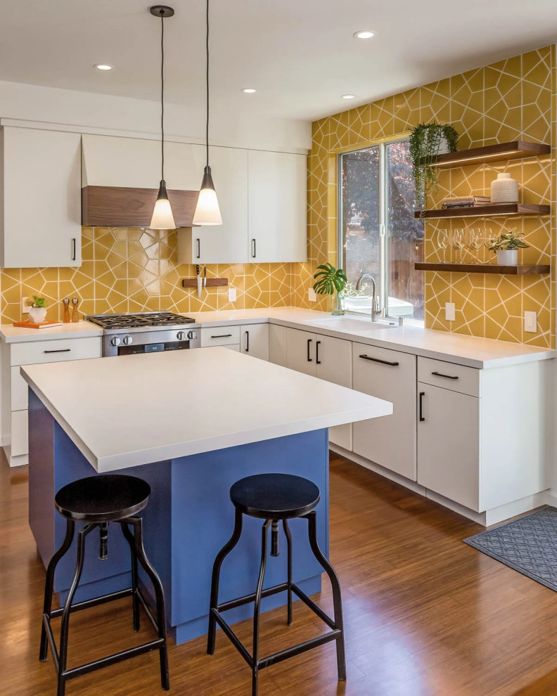 Стильный дизайн: угловая кухня среднего размера в современном стиле с желтым фартуком и фартуком из керамической плитки - последний тренд