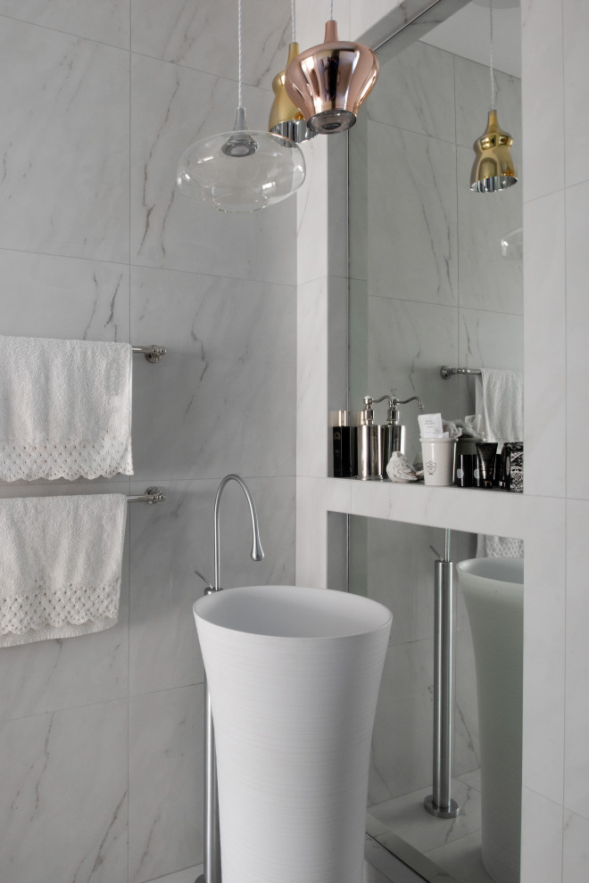 Exempel på ett mellanstort modernt badrum, med en öppen dusch, svart och vit kakel, keramikplattor, vita väggar, klinkergolv i keramik, ett piedestal handfat och vitt golv