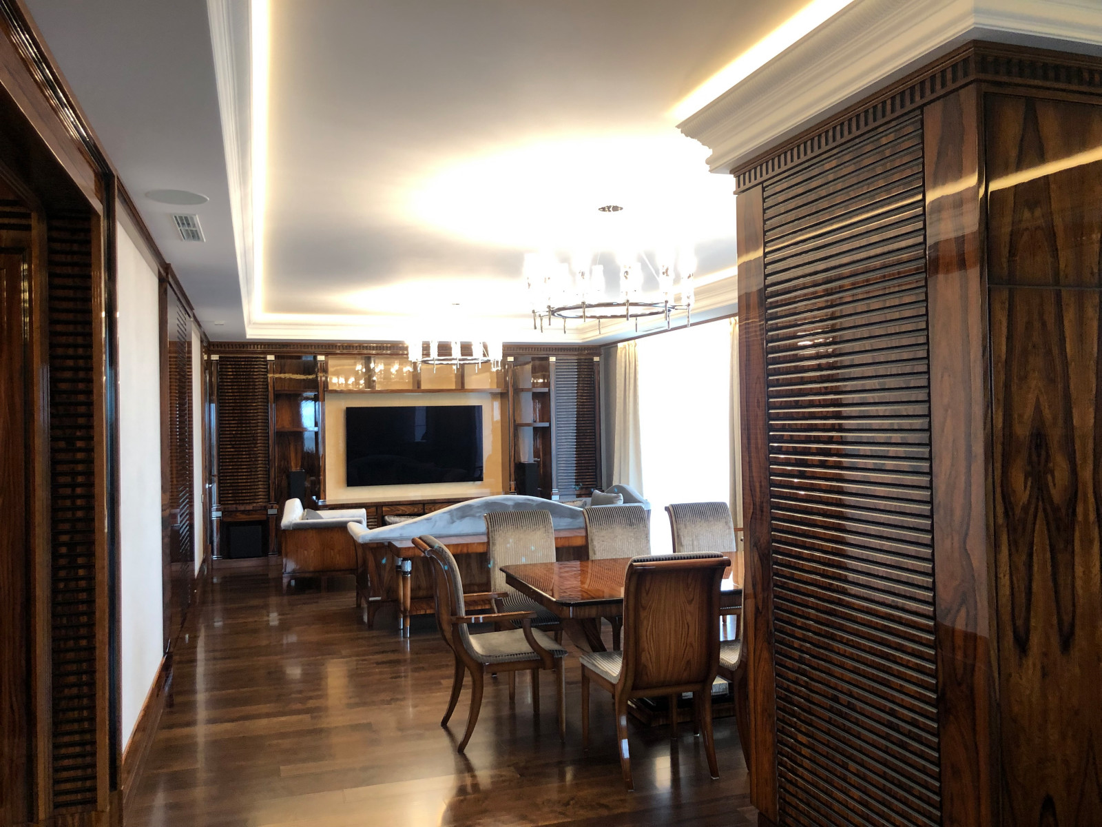 Вид на гостиную из кухни