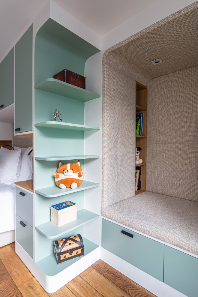 Idee per un'ampia cameretta per bambini minimal con pareti multicolore, pavimento in legno massello medio, pavimento marrone e boiserie