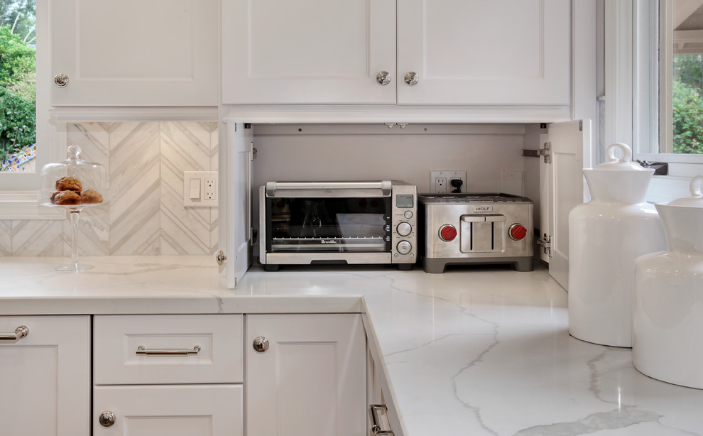 Kitchen - transitional kitchen idea in Orange County