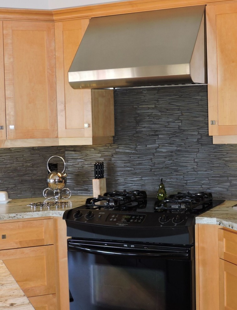 Transitional kitchen photo in Vancouver