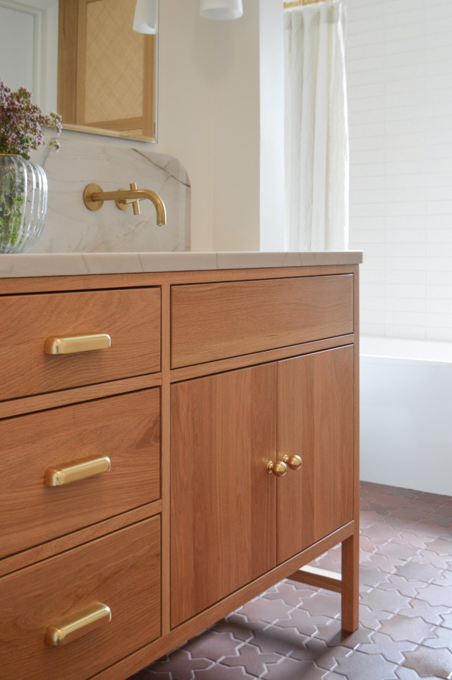 На фото: ванная комната среднего размера в стиле модернизм с полом из керамической плитки и коричневым полом с
