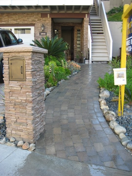 Inspiration for a transitional entryway remodel in Orange County