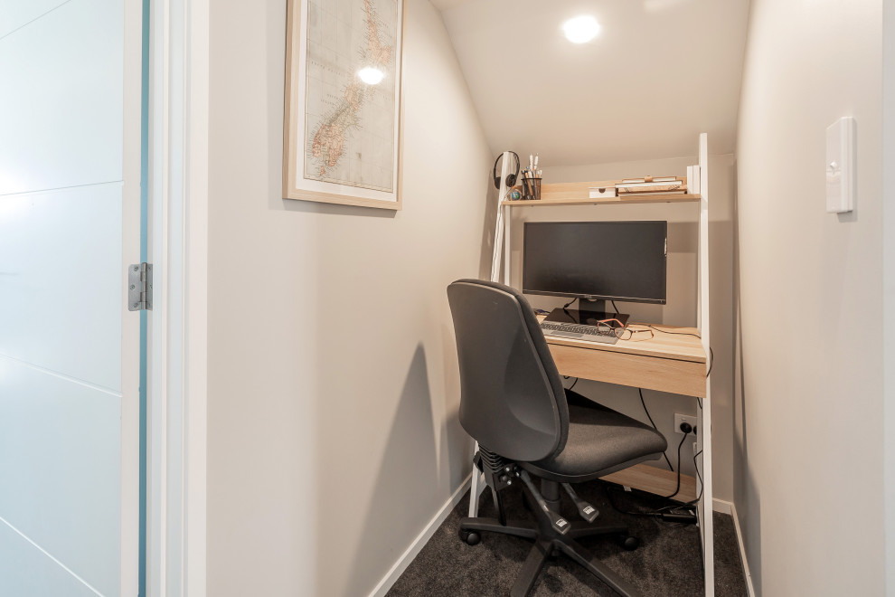 Idées déco pour un petit bureau contemporain avec un mur blanc, moquette, un bureau indépendant et un sol gris.
