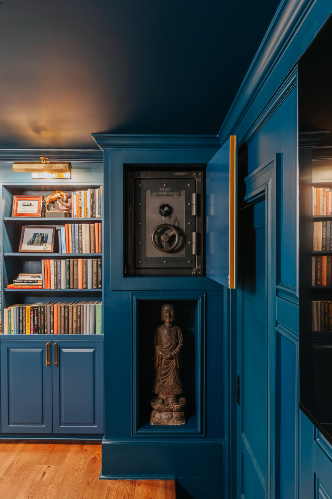 Immagine di un ufficio bohémian di medie dimensioni con pareti blu, pavimento in legno massello medio, scrivania autoportante e pavimento marrone